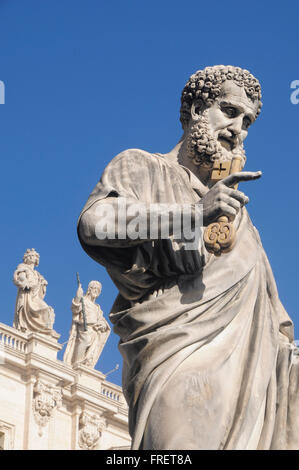 L'Italie, Lazio, Rome, le Vatican, la Place Saint Pierre, statue de Saint Pierre Banque D'Images