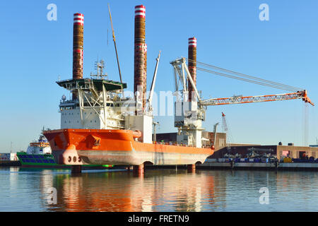 Navire transporteur de vent pour l'installation et la maintenance de parcs offshore. Banque D'Images