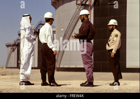 La plus grande raffinerie d'huile, réservoir de stockage de pétrole brut et chef de l'exploitation du terminal d'exportation exploité par Saudi Aramco à Ras Tanura, Arabie Saoudite Banque D'Images