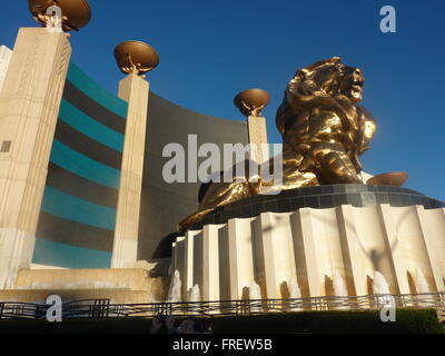 MGM, Leo Lion géant statue en laiton à l'entrée de MGM Grand Casino and Hotel, Las Vegas Strip, Las Vegas, Nevada, USA Banque D'Images