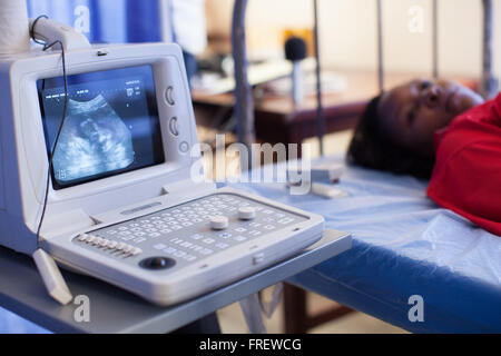 Une femme enceinte ayant une échographie à Kasangati Health Centre en Ouganda, Afrique Banque D'Images