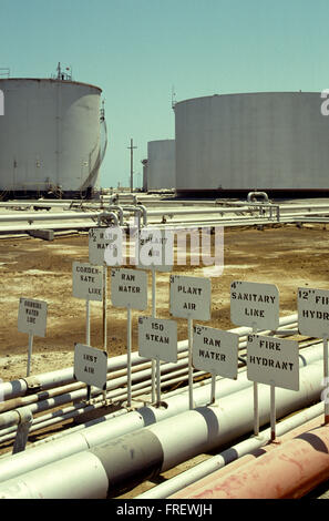 La plus grande raffinerie d'huile, réservoir de stockage de pétrole et de pétrole brut agricole exploité par terminal d'exportation de Saudi Aramco à Ras Tanura. Banque D'Images