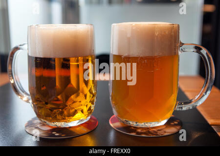 Verre de bière tchèque, deux pintes de bière avec différents types de bière légère Krusovice, typiquement lager et de la bière de froment, Prague, République Tchèque Banque D'Images