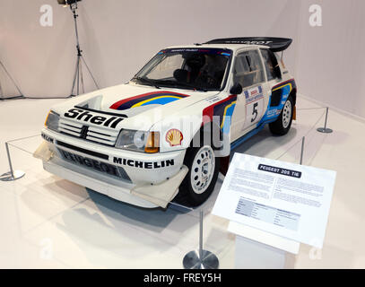 Une Peugeot 205 T16 voiture rallye sur l'écran dans 'l'apogée du rassemblement" de la London 2016 Classic Car Show. Banque D'Images