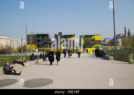 Les personnes bénéficiant du nouveau parc encore en construction au nouveau Les Halles à Paris France en hiver Banque D'Images