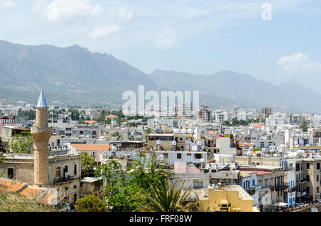 Vue depuis le vieux port de la ville de Kyrenia dans le nord de Chypre. Banque D'Images