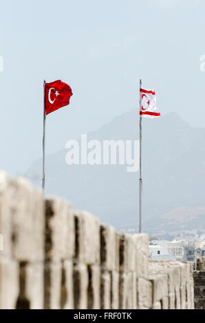 Drapeaux turcs volant à Kyrenia Castle sur la côte nord de Chypre. Banque D'Images