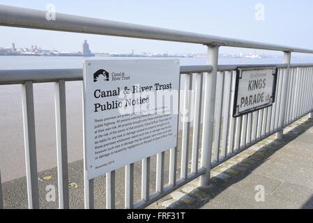 Canal and River Trust Avis Public, jointe à des garde-corps sur Kings Parade par la rivière Mersey, dans le centre de Liverpool, Angleterre, Royaume-Uni Banque D'Images