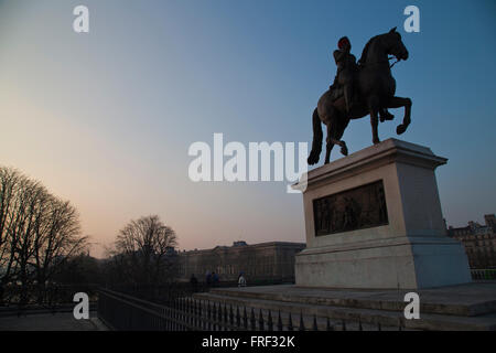 Statue de Henri IV sur le Pont Neuf à Paris France en hiver Banque D'Images