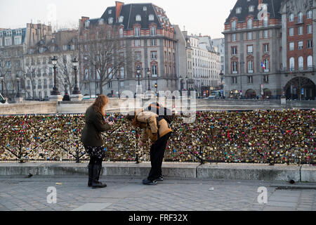 Placer un ou deux cadenas amoureux sur le Pont Neuf à Paris France en hiver Banque D'Images