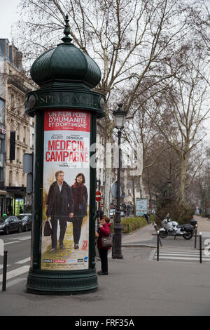 Accumulation publicitaire à Paris France en hiver Banque D'Images