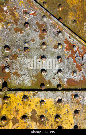 Grunge metal industriel avec l'arrière-plan de la peinture jaune écaillée et rivets Banque D'Images