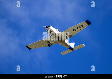 Aviation Tayside Piper PA-28 Warrior G-EVIE avions légers volant au-dessus et qu'elle s'apprêtait à atterrir à l'aéroport de Dundee, Royaume-Uni Banque D'Images