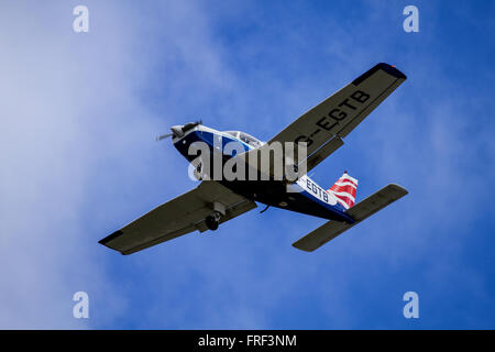 Aviation Piper PA-28-161 Tayside Warrior II G-EGTB avion volant au-dessus et qu'elle s'apprêtait à atterrir à l'aéroport de Dundee, Royaume-Uni Banque D'Images