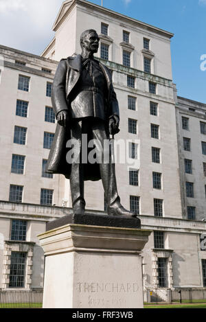 Statue du Maréchal de l'air Lord Hugh Montague Trenchard fondateur de la Royal Air Force (RAF), Londres, Royaume-Uni. Banque D'Images