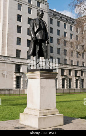 Statue du Maréchal de l'air Lord Hugh Montague Trenchard fondateur de la Royal Air Force (RAF), Londres, Royaume-Uni. Banque D'Images