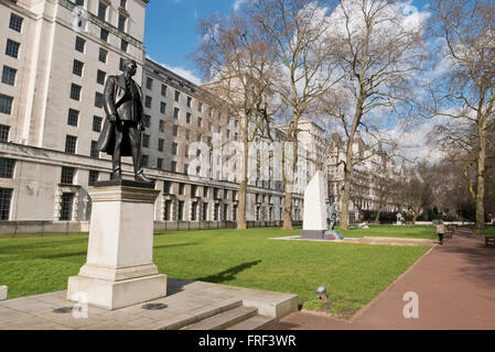 Statue du Maréchal de l'air Lord Hugh Montague Trenchard fondateur de la Royal Air Force (RAF), Londres, Royaume-Uni. Banque D'Images