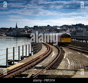 Un vieux London Underground Tube train approche Ryde Pier Head sur l'île, Île de Wight Banque D'Images