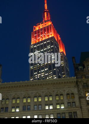 Empire State Building illuminée en rouge Banque D'Images