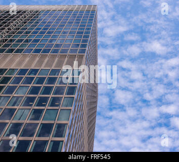 Façade de verre moderne avec des gratte-ciel ciel bleu et nuages blancs à l'arrière-plan. tourné à partir de ci-dessous. Banque D'Images