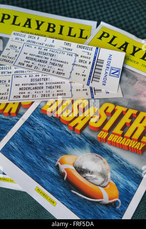 Billets pour le théâtre 'Disaster' Broadway avec Playbill, New York City, États-Unis 2016 Banque D'Images