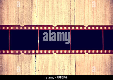 Film photographique sur fond de bois. Retro vintage photo Instagram. Banque D'Images