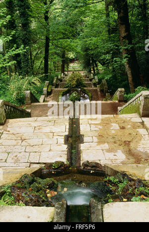 Fontaine à eau dans le Parc National de Bucaco, Portugal Banque D'Images