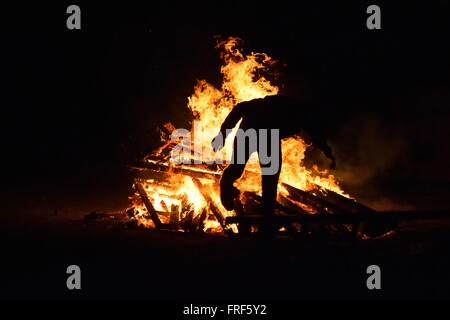 Man dans le cadre de l'incendie Novruz festival. Novruz (Norouz) est le Nouvel An iranien. Il est célébré en Azerbaïdjan Banque D'Images