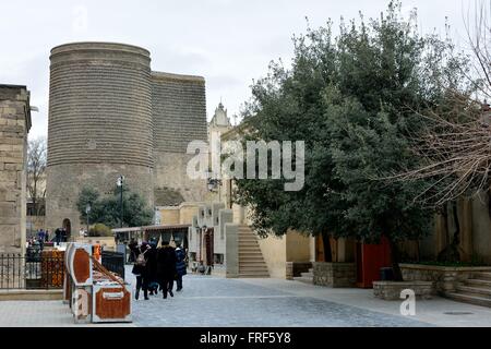 Tour de la jeune fille de la vieille ville de Bakou, capitale de l'Azerbaïdjan. Sur la mer Caspienne dans la vieille ville Banque D'Images