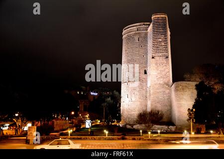 Tour de la jeune fille dans la nuit à Bakou, capitale de l'Azerbaïdjan. Sur la mer Caspienne dans la vieille ville, cet édifice est entouré de légendes Banque D'Images