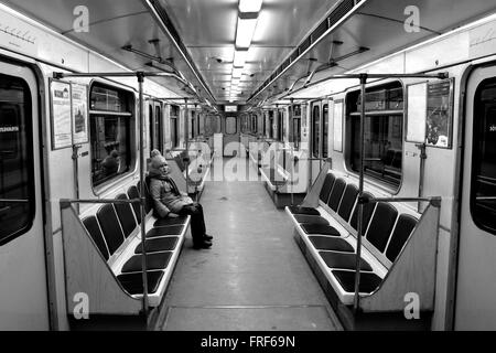 Fille dans un chariot vide sur le métro de Bakou. Un enfant est assis seul sur une rame de métro dans la capitale de l'Azerbaïdjan Banque D'Images