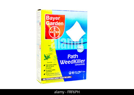 Chemin d'un désherbant tue les mauvaises herbes Bayer Garden logo produit découpe découpe marque isolé sur fond blanc UK Angleterre GO Banque D'Images