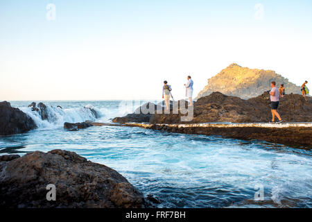 GARACHICO, TENERIFE island, Spain - 16 décembre 2015 : piscines naturel volcanique avec les touristes en Garachico ville sur le nord du pa Banque D'Images