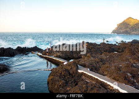 GARACHICO, TENERIFE island, Spain - 16 décembre 2015 : piscines naturel volcanique avec les touristes en Garachico ville sur le nord du pa Banque D'Images