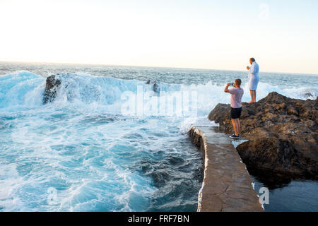 GARACHICO, TENERIFE island, Spain - 16 décembre 2015 : piscines naturel volcanique avec les touristes en Garachico ville sur le nord du pa Banque D'Images