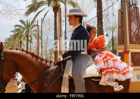 Les femmes au cours de la Feria Andalouse de Jerez - 11/05/2013 - Espagne / Andalousie / Jerez de la Frontera - Les femmes dans l'Andalousie Banque D'Images