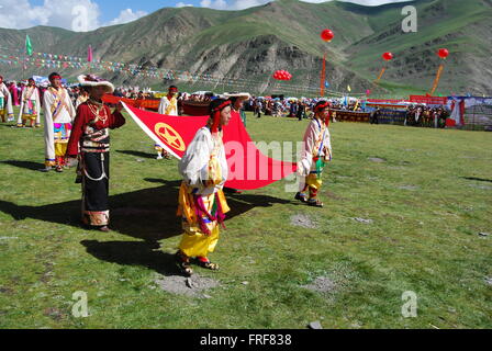 Tibet - 05/08/2009 - Tibet - Horse Festival : festival culturel tibétain de danses traditionnelles et les courses de chevaux au Chengso, K Banque D'Images