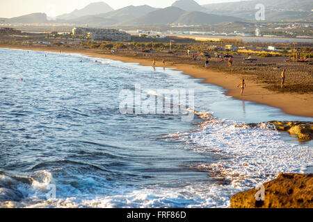 EL Medano, TENERIFE island, Spain - 30 décembre 2015 : El Medano beach avec des personnes reposant sur le coucher du soleil sur l'île de Ténérife à l'al. Banque D'Images