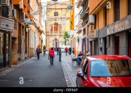 L'île de Santa Cruz de Ténérife, Espagne - le 26 décembre 2015 : rue bondée à Santa Cruz la capitale de l'île de Tenerife en Espagne Banque D'Images