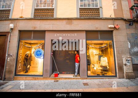 L'île de Santa Cruz de Ténérife, Espagne - Décembre 26, 2015 : en attente de l'homme près de la boutique Promod le matin à Santa Cruz le capita Banque D'Images