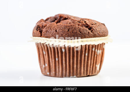 Muffins aux pépites de chocolat fait maison On White Banque D'Images