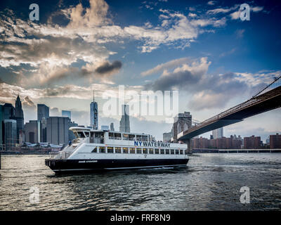 NY Waterway bateau avec pont de Brooklyn sur l'East River, New York, USA Banque D'Images