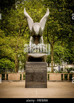 Mémorial de guerre de la côte est, Battery Park, New York City, USA. Conçu par l'entreprise d'architecture Gehron & Seltzer. Eagle statue par Albi Banque D'Images