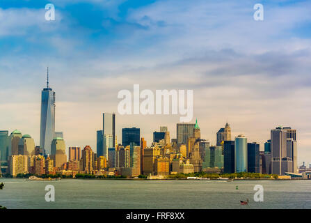 Lower Manhattan skyline vue à partir de la partie supérieure de la baie, le port de New York, USA. Banque D'Images