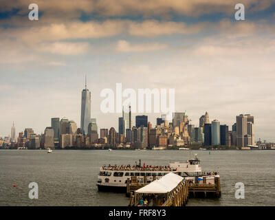 Voir retour vers le sud de Manhattan à partir de Liberty Island, New York, USA. Banque D'Images