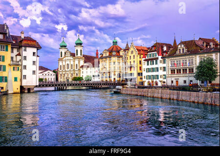 Lucerne, Suisse, le coucher du soleil. Vue sur la rivière Reuss à l'église des Jésuites Banque D'Images
