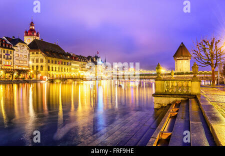 Lucerne, Suisse. Vue sur la rivière Reuss, à la vieille ville et tour de l'eau dans la soirée. Banque D'Images