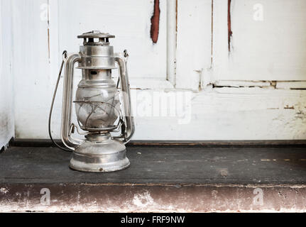 Vintage lanterne sur porte en bois rustique Banque D'Images