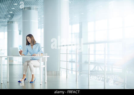 Femme au travail Banque D'Images