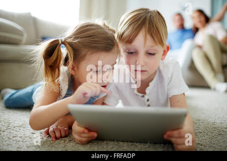 Enfants de réseautage Banque D'Images